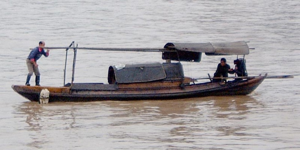 Sampana - Embarcação tradicional chinesa e de outros países do Sudeste Asiático. Feita de madeira e com teto de bambu ou lona, é usada principalmente para pesca e transporte de mercadorias em rios e águas costeiras. Seu design é simples, mas altamente funcional.

