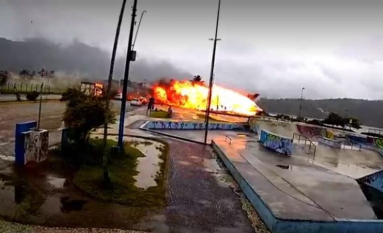 Avião explode em Ubatuba