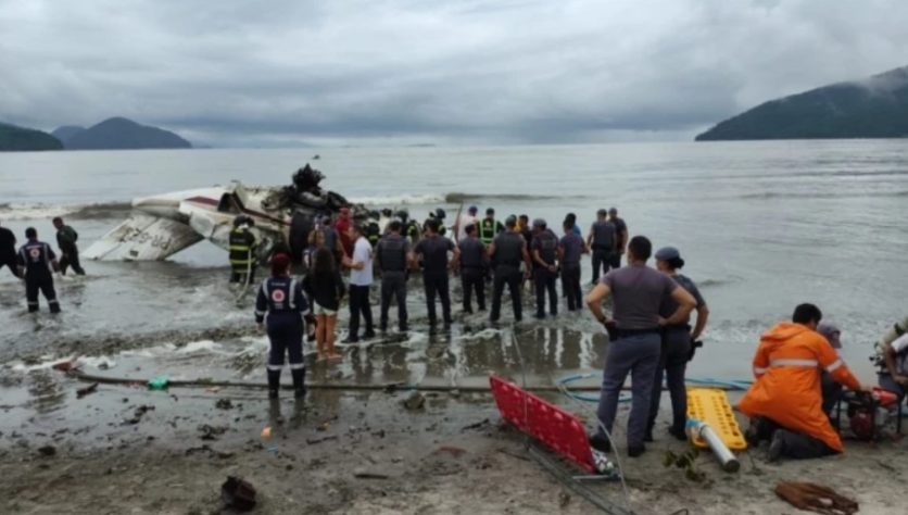 Avião explode em Ubatuba