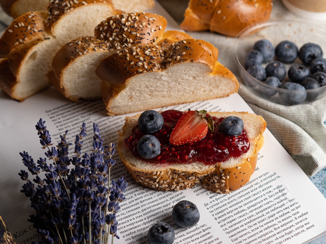 Nesta composição, ela traz uma tigela de iogurte com frutas congeladas e nozes e/ou sementes e grãos integrais.-Pixabay/NadinShlyueva