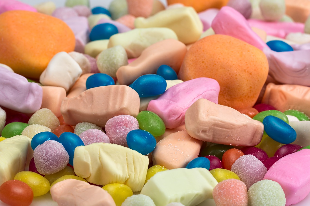 Entre esses produtos ultraprocessados estão doces que praticamente não têm nutrientes e não trazem benefícios à saúde da criança. -