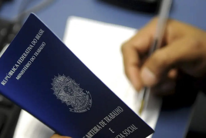Empregos com carteira assinada voltaram a crescer após dois anos de desaceleração