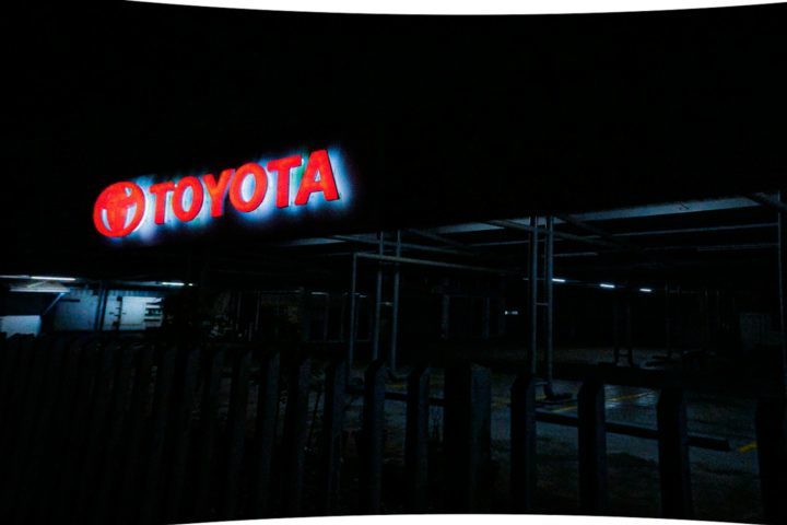 A empresa também se destaca por suas iniciativas socioambientais. Ela se comprometeu a alcançar a neutralidade de carbono até 2050 e investe em projetos que visam a redução do impacto ambiental de suas operações e produtos. 