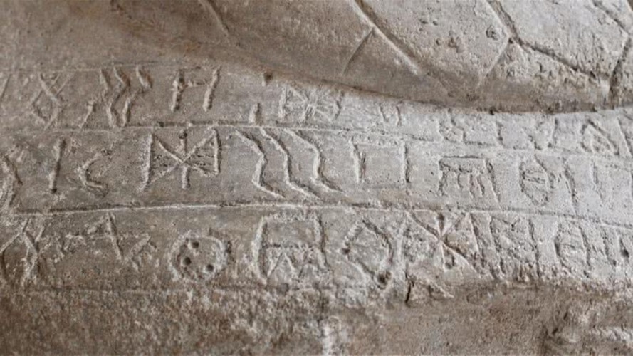 Escrita Elamita Linear - Decifrada parcialmente por arqueólogos e linguistas, essa escrita usada na antiga região do Elam (Irã) começou a ser compreendida na década de 1900. Seu uso administrativo e religioso foi destacado em achados arqueológicos.
