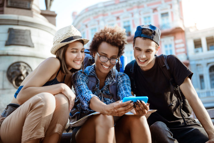 1) Romances de férias: Dados apontam que o aumento do burnout digital, especialmente em relacionamentos online, tem levado a geração Z a buscar alternativas mais autênticas.-freepik/cookie_studio