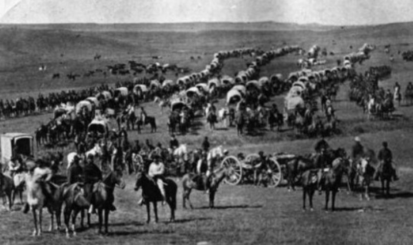 A Grande Guerra Sioux, ou Guerra de Black Hills, durou dois anos e terminou com o massacre do povo local. A Montanha dos Seis Avôs acabou renomeada pelo governo como Monte Rushmore, em referência ao empresário Charles Rushmore, um dos primeiros a instalar negócios na região, com uma mina de estanho.

 - Domínio Público
