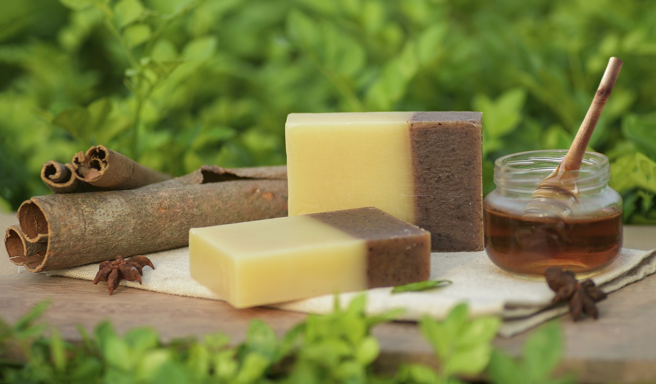 Sabonete Antibacteriano - Formulado com agentes antimicrobianos, combate bactérias, germes e odores. Muito utilizado em práticas médicas ou por pessoas que buscam proteção extra no dia a dia.
