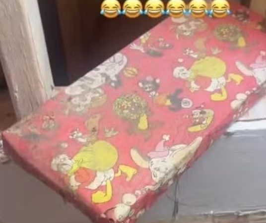 Homem descobre presente de Natal ‘esquecido’ por 46 anos na parede de banheiro