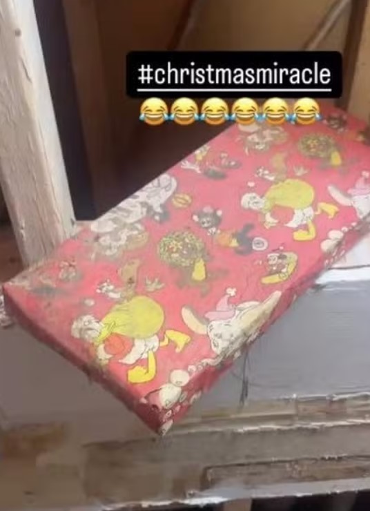 Homem encontrou presente de Natal 'esquecido' há 46 anos atrás de parede de casa