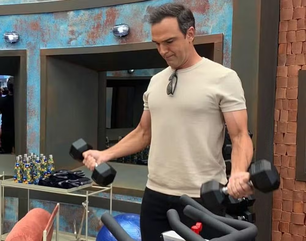 De uns tempos pra cá, Tadeu Schmidt tem investido pesado na musculação. Ele também aderiu às sessões de fisioterapia, geralmente uma vez por semana, para evitar lesões e liberar as tensões.