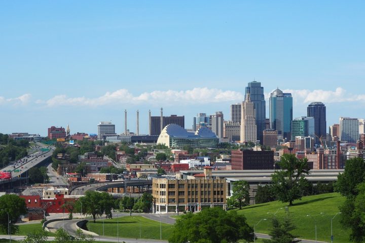 Sua capital é Jefferson City, mas a maior cidade é Kansas City (foto), conhecida por sua cena musical de jazz e churrasco icônico. 