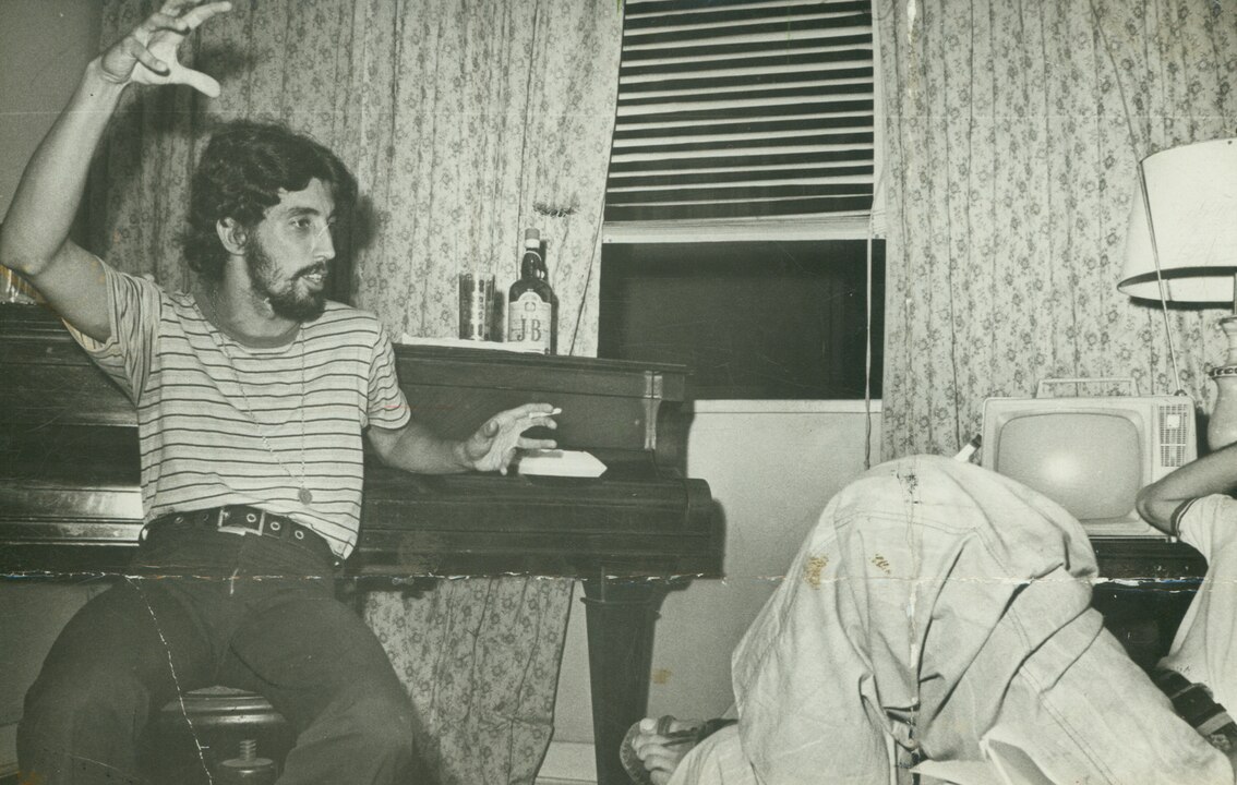 Sua trajetória artística começou em festivais de música, destacando-se no Festival Abertura, em 1970, com a canção O Amor É o Meu País. Desde então, se consolidou como um ícone da MPB.
-Arquivo Nacional Domínio Público