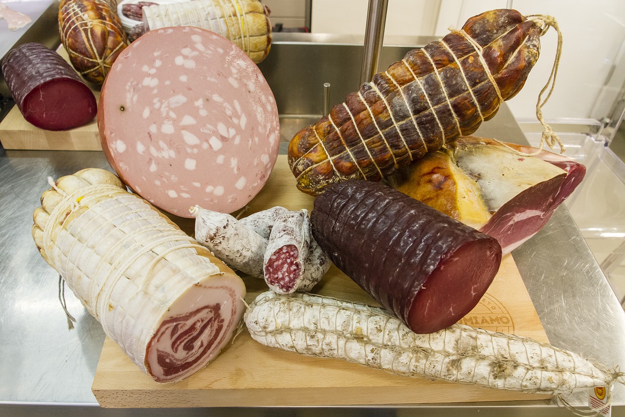 Na Europa, produtos como a mortadela têm padrões rigorosos, assegurando o uso de carnes selecionadas e processos controlados.
