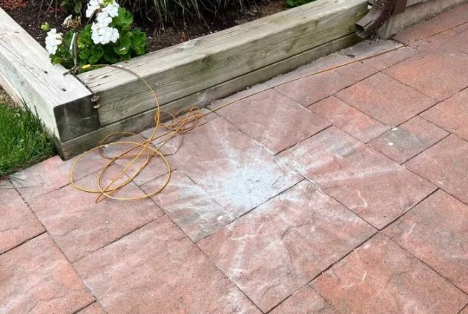 Câmera de segurança flagra queda de meteorito em casa no Canadá