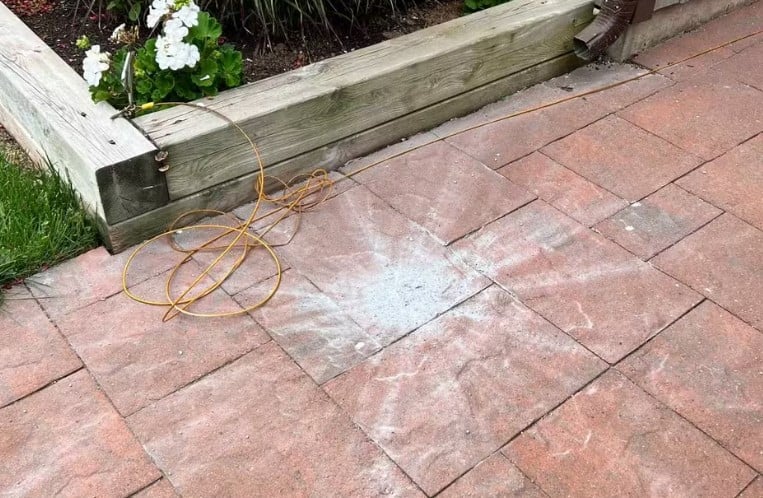 Câmera de segurança flagrou queda de meteorito em uma casa no Canadá