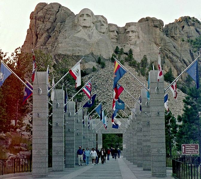 Inaugurado em 31 de outubro de 1941, o Memorial Nacional de Monte Rushmore recebe mais de dois milhões de visitantes por ano.
 - Domínio Público