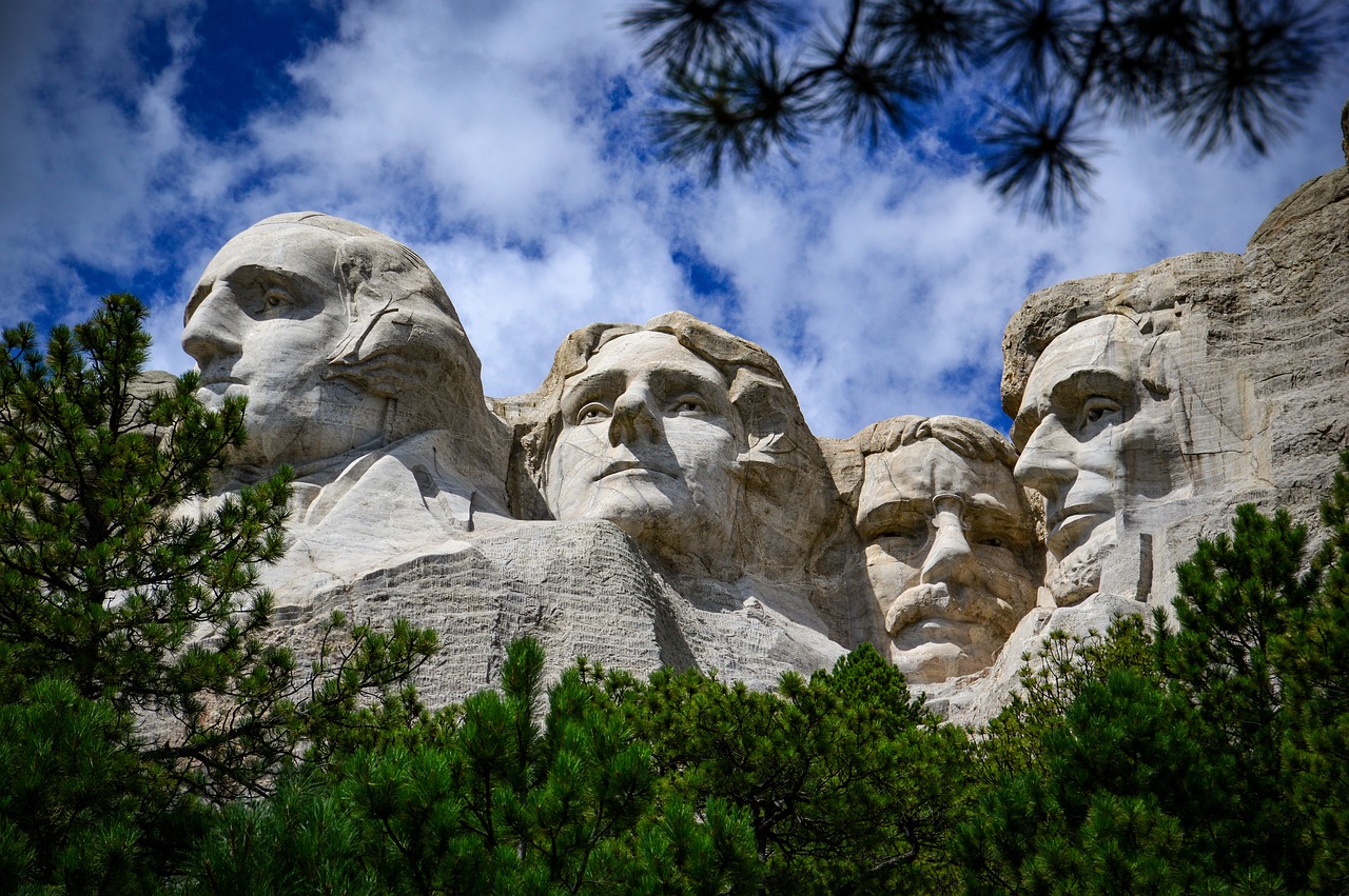 No Monte Rushmore, ponto turístico icônico do país, estão esculpidas as faces de quatro presidentes dos Estados Unidos. 
 - Imagem de Frank Wintermeyer por Pixabay