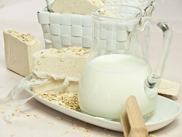 Sabonete Hidratante - Enriquecido com ingredientes como glicerina, óleos naturais e manteigas vegetais, hidrata a pele enquanto limpa. Ideal para peles secas ou sensíveis, ajudando a prevenir o ressecamento.