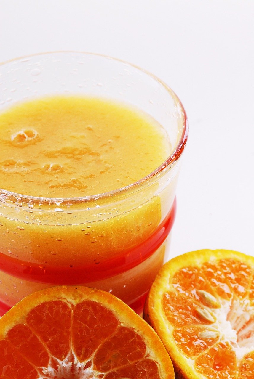 A fruta também tem sido reconhecida por seus benefícios no sistema urinário. O consumo de suco de laranja pode ajudar na prevenção de pedras nos rins, já que suas propriedades alcalinizantes auxiliam na dissolução de ácidos presentes no sangue, prevenindo o acúmulo dessas substâncias.