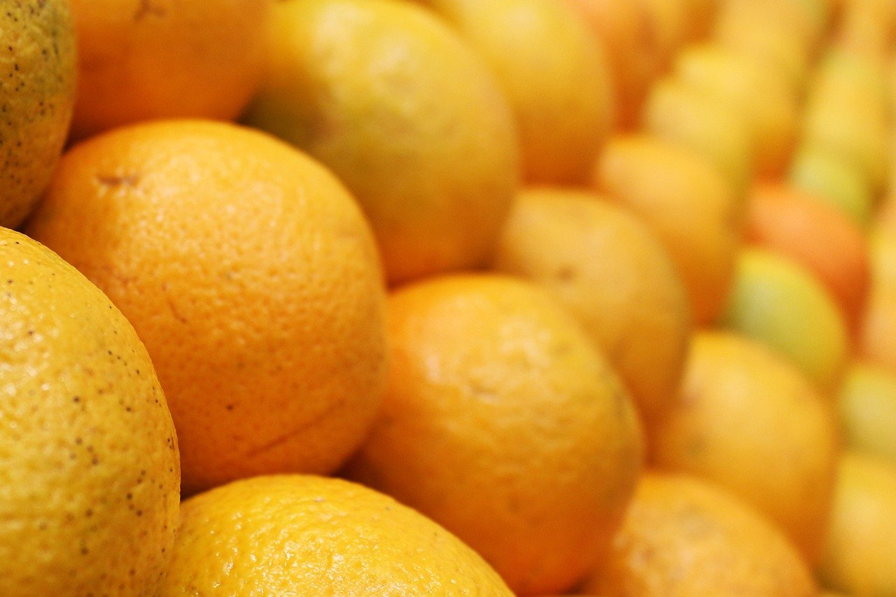 Rica em vitamina C, flavonoides, antioxidantes, fibras e minerais essenciais como potássio e cálcio, a laranja se destaca como um alimento funcional, capaz de melhorar desde a saúde do coração até o funcionamento do sistema digestivo.