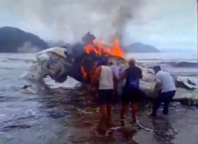 Avião explode em Ubatuba