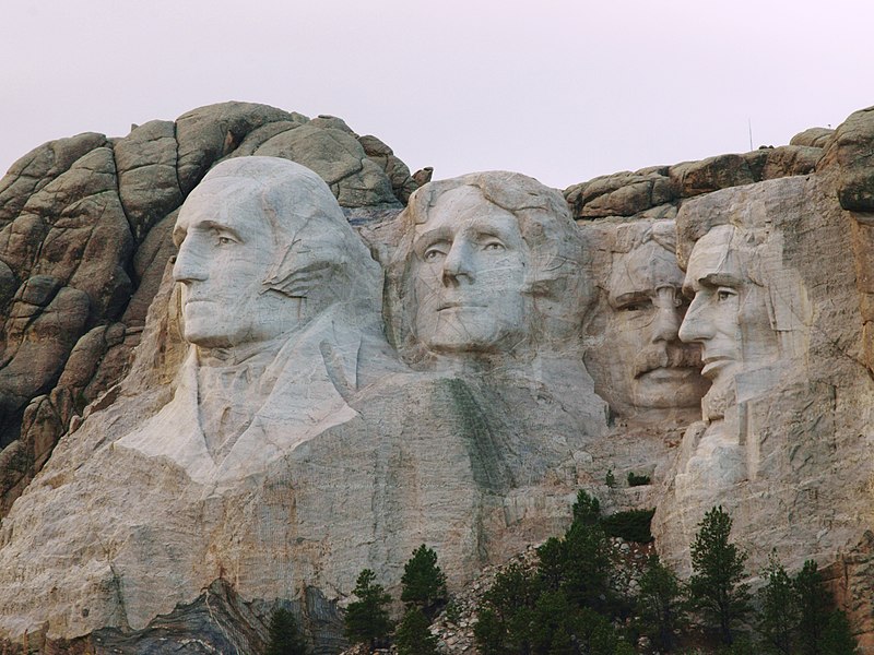 Chamado de ?Montanha dos Seis Avôs?, o local era cenário de homenagens aos ancestrais de diversos desses povos, como os Apaches, os Sioux e os Kiowa. 
 - Dorian Wallender/Wikimedia Commons
