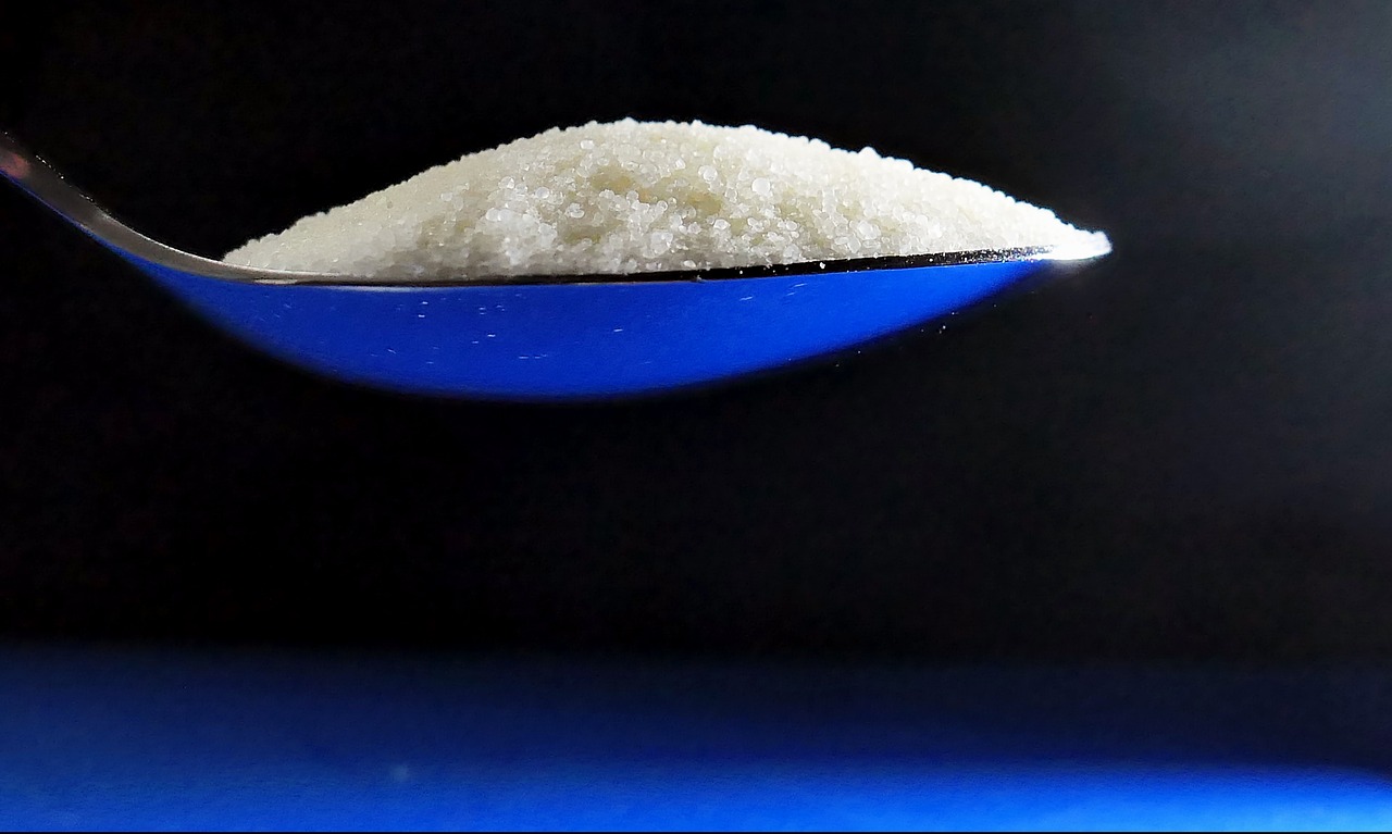 Embora o sal tenha funções essenciais, o seu consumo em excesso pode ser extremamente prejudicial à saúde. De acordo com a Organização Mundial da Saúde (OMS), a ingestão diária recomendada de sal é de 5 gramas, o que equivale a cinco colheres de café rasas.