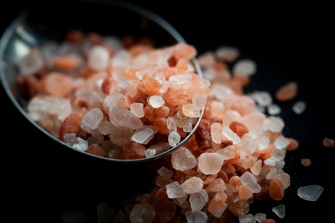 O sal rosa do Himalaia é extraído de minas localizadas na região do Himalaia, e é conhecido por sua cor distinta, que varia do rosa claro ao vermelho.