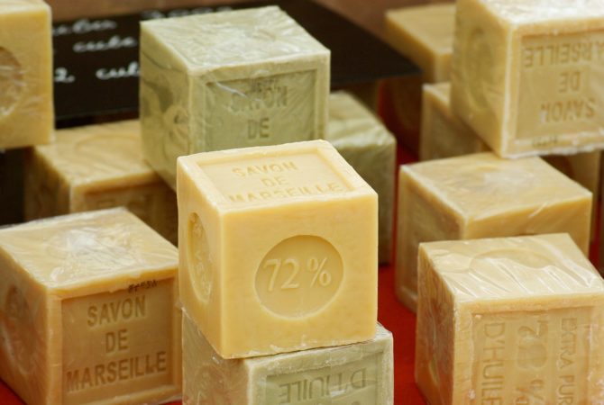História dos sabonetes: do começo rudimentar até a suavidade e o perfume