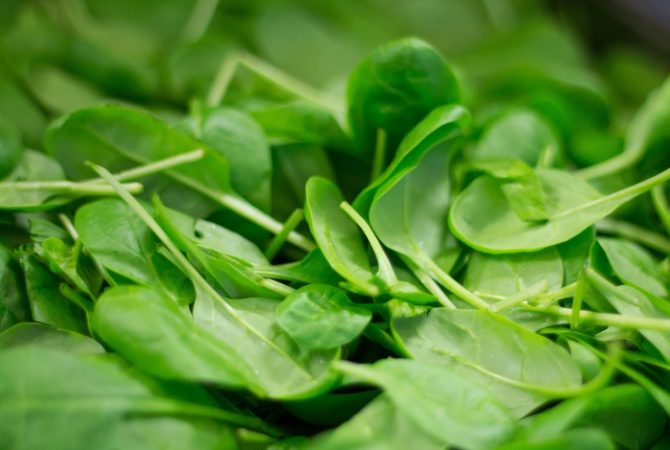 Alimento do Popeye, espinafre traz muitos benefícios para saúde