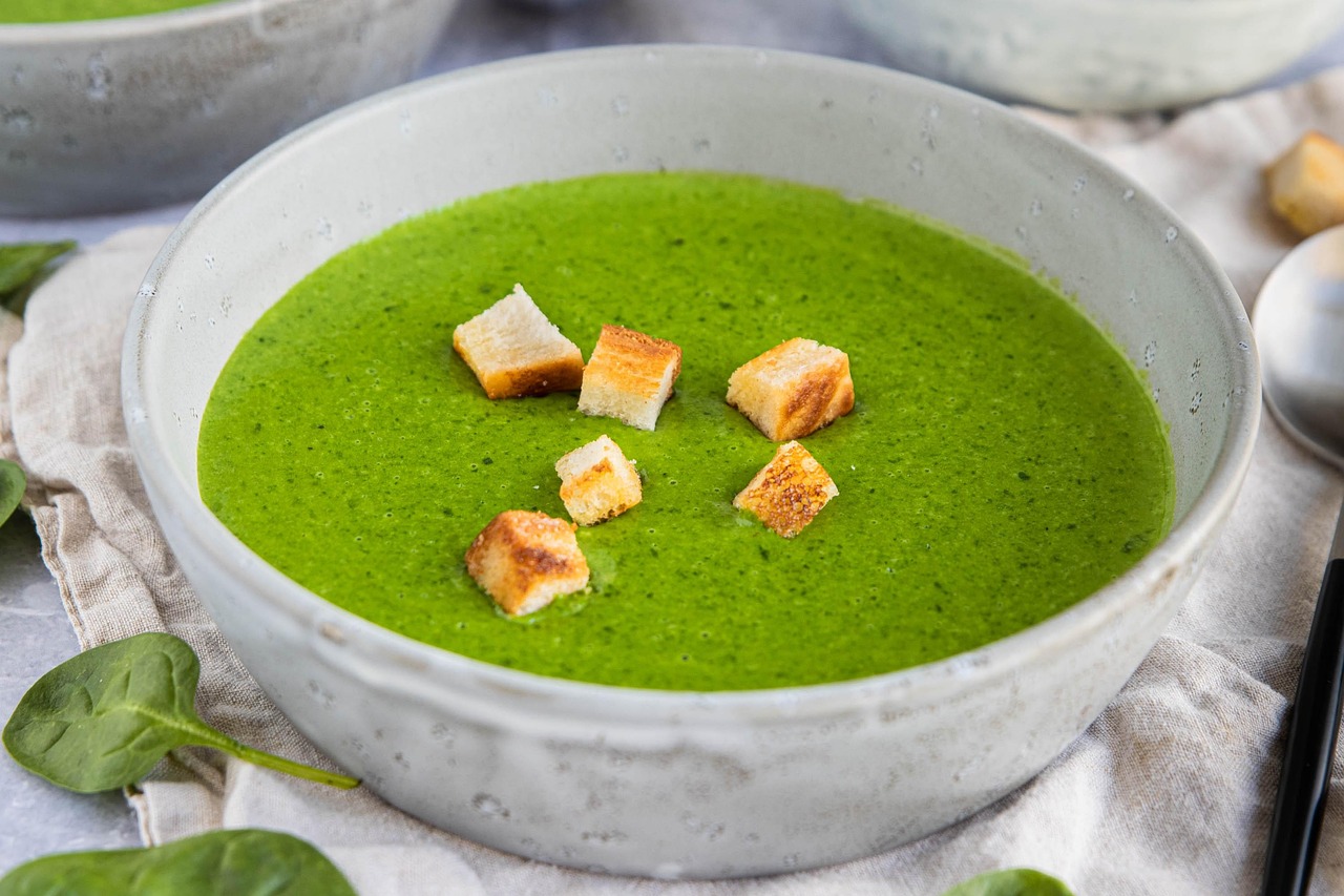 Esse alimento possui vitamina C e os compostos polifenólicos, que têm ação antioxidante, ajudando a reduzir os danos causados pelo estresse oxidativo nos vasos sanguíneos que podem causar espessamento das paredes das artérias.