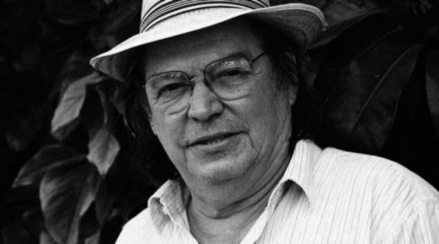 Além disso, Jobim também foi influenciado pelos compositores franceses Claude Debussy e Maurice Ravel, e pelos brasileiros Ary Barroso e Heitor Villa-Lobos, que foi descrito como a 