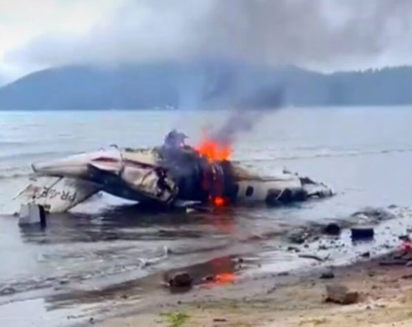 Avião explode em Ubatuba