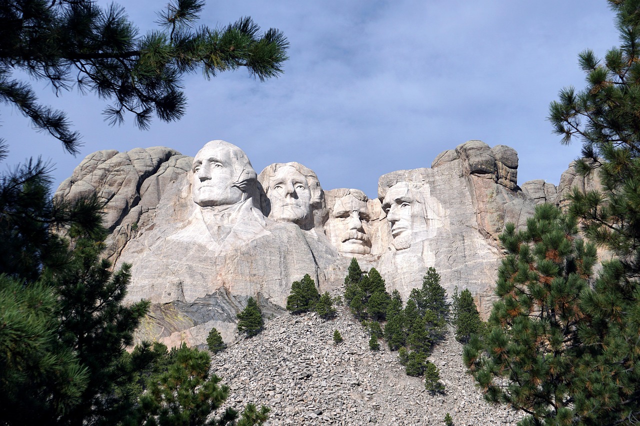 Os rostos eternizados na montanha de granito são os de George Washington, Thomas Jefferson, Abraham Lincoln e Theodore Roosevelt. 
 - Imagem de Mike por Pixabay