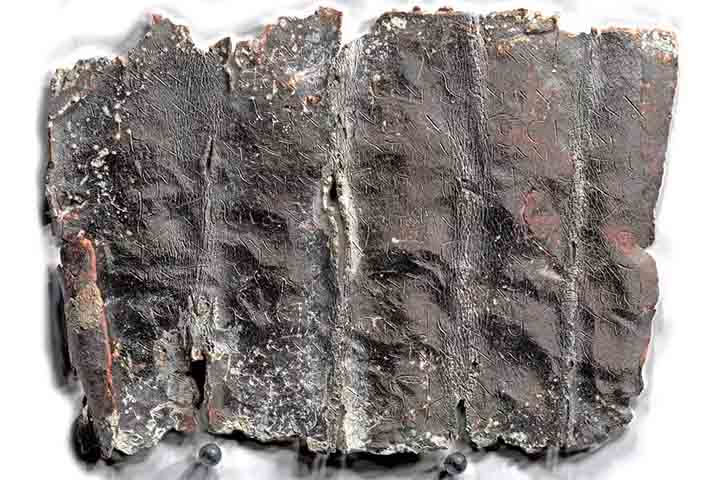 Outro achado intrigante foram diversas tÃ¡buas de maldiÃ§Ã£o, comuns em rituais da Ã©poca, enterradas nos tÃºmulos. 