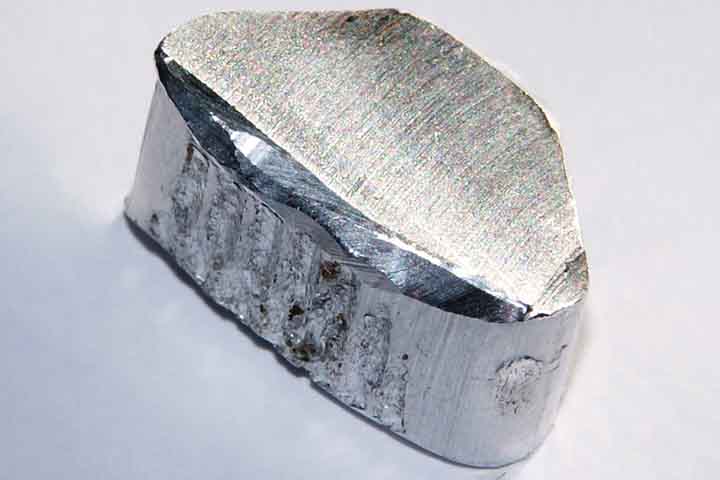 O alumínio é um metal leve, resistente à corrosão e altamente condutor de eletricidade e calor. Ele é extraído principalmente da bauxita, um minério encontrado na crosta terrestre. Sua produção envolve processos químicos e eletrolíticos para obter o metal puro.
