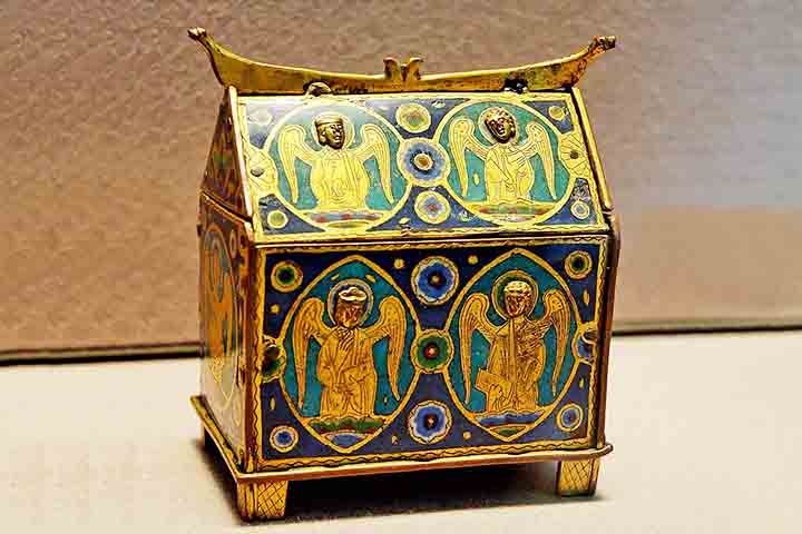 Gregos, celtas e chineses, por exemplo, também utilizaram esmalte para objetos de metal. No Império Romano, a esmaltagem servia à decoração de recipientes de vidro.
-Domínio Público/wikimédia Commons