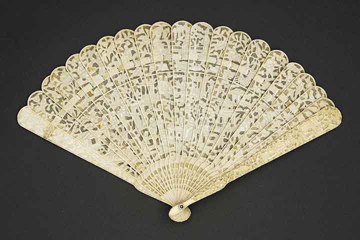 De acordo com registros antigos, o leque surgiu em 3000 a.C. na China, de onde chegou ao Japão. Ele também foi utilizado por faraós no Egito, assim como por assírios e etruscos.-Domínio Público/Wikimédia Commons