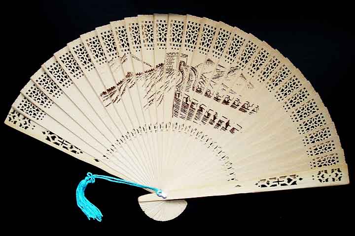Sofisticados na antiga Corte, leques se modernizam e refrescam no calorão