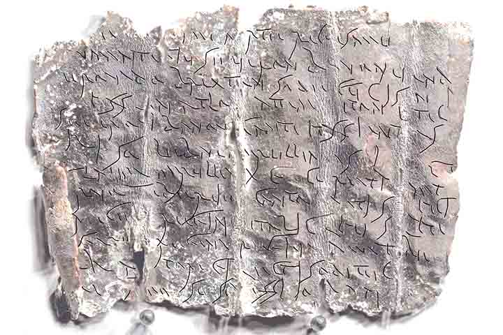 Usadas para orações e pedidos aos deuses, essas placas eram fixadas em túmulos ou poços. 