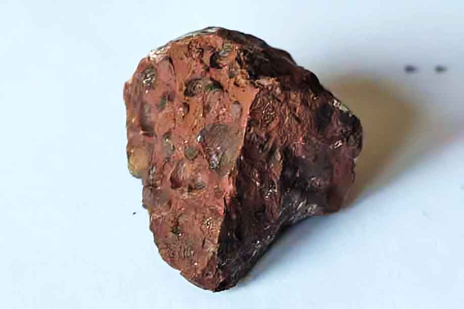 A bauxita, principal fonte do alumínio, é abundante em regiões tropicais e subtropicais. Esse minério é extraído de minas a céu aberto e depois processado para obtenção do alumínio. 