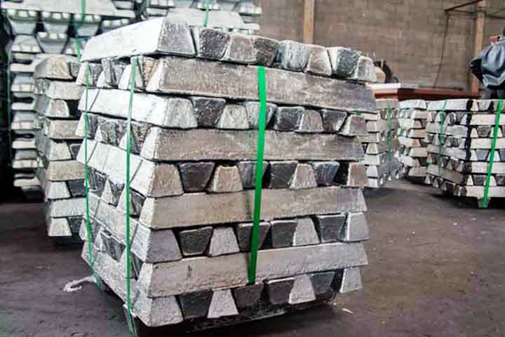 Além disso, o alumínio também pode ser reciclado a partir de produtos descartados. É um dos itens mais visados para o reaproveitamento, assim como vidro, plástico e papel. 