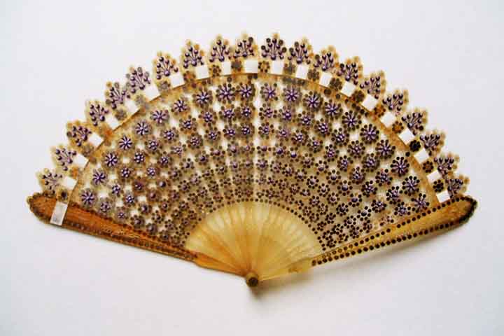 Ele chegou a ser usado até para afastar o povo do soberano quando este saía a passeio. Esse objeto era um sinal de poder e dignidade, sendo usado em bailes de máscaras no Japão e em cerimônias tradicionais. -Poderospontes/Wikimédia Commons