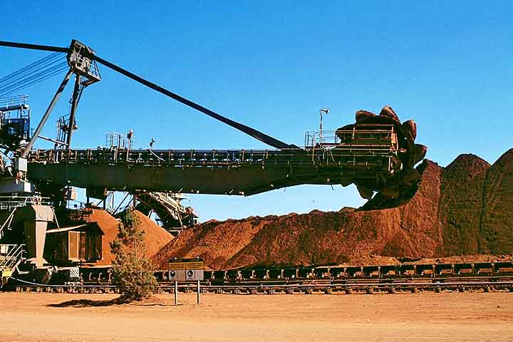 Os maiores produtores de bauxita são Austrália, China, Brasil, Guiné e Índia. A Austrália possui as maiores reservas do mundo, enquanto a Guiné tem uma das mais puras. Esses países dominam a extração e exportação desse minério.