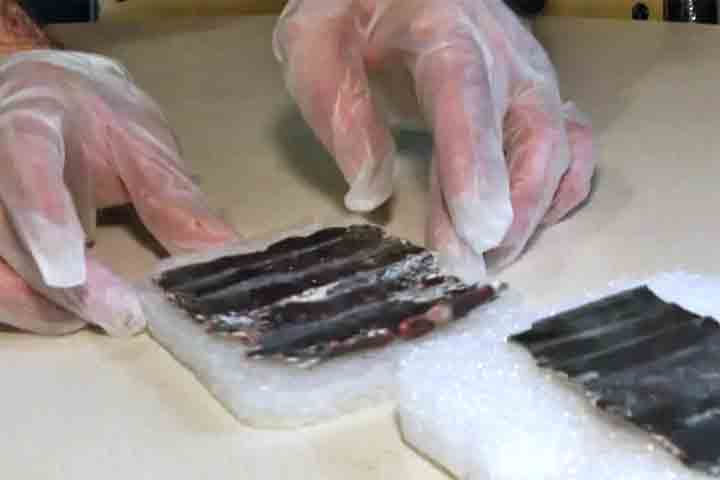 Após a descoberta, a tábua passou por um tratamento químico para evitar corrosão.