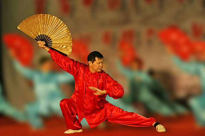 Além disso, o leque ainda é valorizado como uma forma de arte, com colecionadores apreciando leques antigos e contemporâneos por sua beleza e habilidade artesanal. Ele também é usado ??na prática do Kung Fu, como prática de defesa.- lzy9290 /Wikimédia Commons