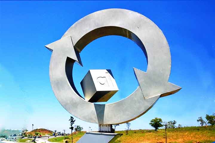 Esse metal é essencial na indústria moderna, pois combina resistência, leveza e durabilidade. Além disso, seu alto índice de reciclagem reduz impactos ambientais e custos de produção, tornando-o um material sustentável.