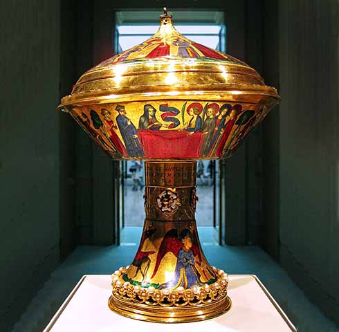 Na antiguidade, os egípcios recorriam à esmaltagem na cerâmica e em objetos de pedra nas artes decorativas. Em outras civilizações da época, a técnica era utilizada no campo da joalheria também.
- BabelStone/wikimédia Commons