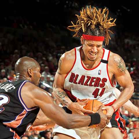 Brian Grant, ex-jogador de basquete da NBA, foi diagnosticado com Parkinson em 2009, após sua aposentadoria. Durante sua carreira, Grant era conhecido por seu trabalho com jovens carentes. Hoje, ele é um defensor ativo de exercícios físicos como parte do tratamento do Parkinson, por meio da Brian Grant Foundation.-Reprodução do X @SBRadio