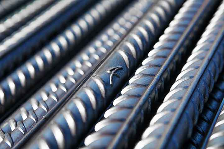 Já o aço é uma liga metálica composta principalmente de ferro e carbono, podendo conter outros elementos para melhorar suas propriedades. 